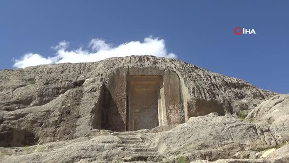 Defineciler altın uğruna tarihi tapınağı tahrip ettiler