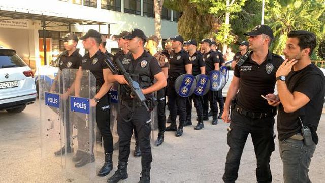 Düğündeki 'halay' kavgası, acil serviste de devam etti! Doktor ve personel kendini odaya kilitledi Düğündeki 'halay' kavgası, acil serviste de devam etti! Doktor ve personel kendini odaya kilitledi