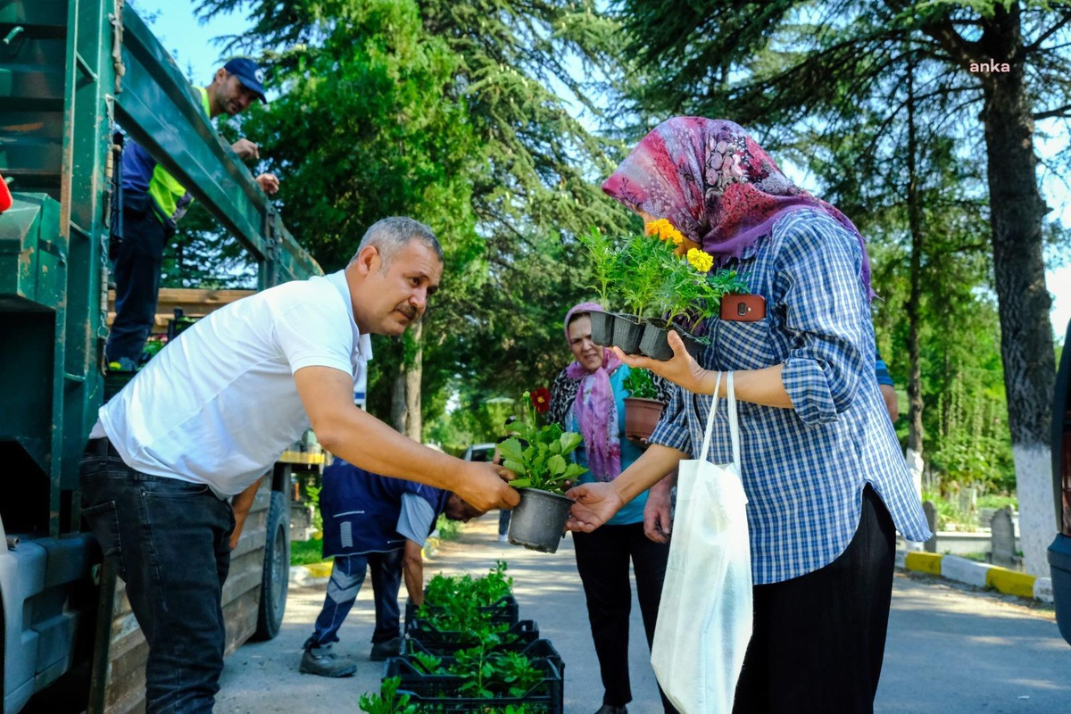 Eskişehir\'de Mezarlıklara Ziyarete Gidenlere Çiçek Dağıtıldı