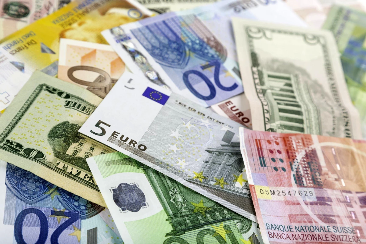 Euro ve dolar 20 yıl sonra ilk kez eşit seviyeye geldi