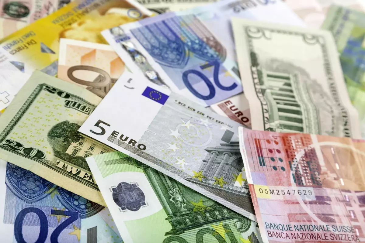 Euro ve dolar 20 yıl sonra ilk kez eşit seviyeye geldi