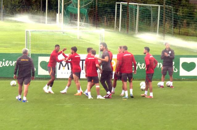 Galatasaray, yıldız futbolcularının ettiği kavgayla sarsıldı! İşte o anın görüntüleri Galatasaray, yıldız futbolcularının ettiği kavgayla sarsıldı! İşte o anın görüntüleri