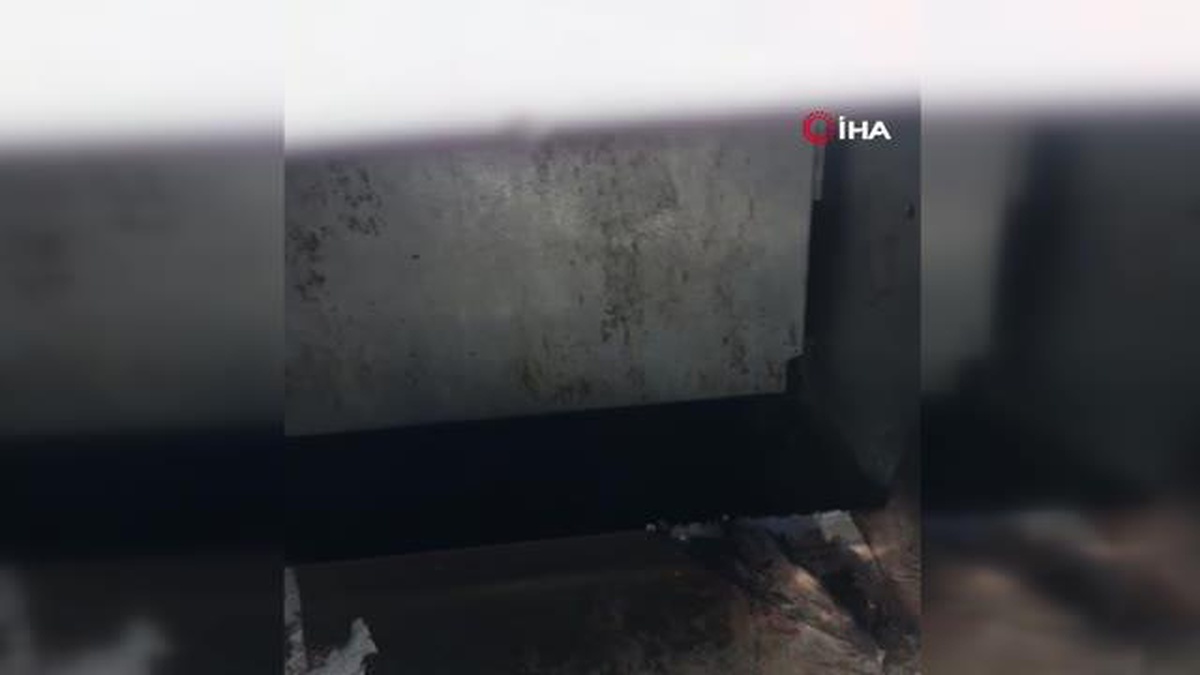 Atık kağıt toplamak isterken gömme çöp konteynerine düştü