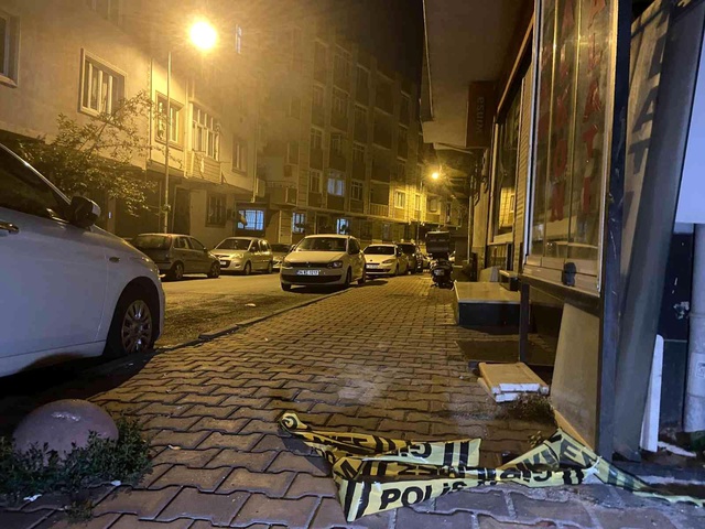 Eşinin telefonuna gelen mesajları gören koca dehşet saçtı: 2 ölü, 3 yaralı Eşinin telefonuna gelen mesajları gören koca dehşet saçtı: 2 ölü, 3 yaralı