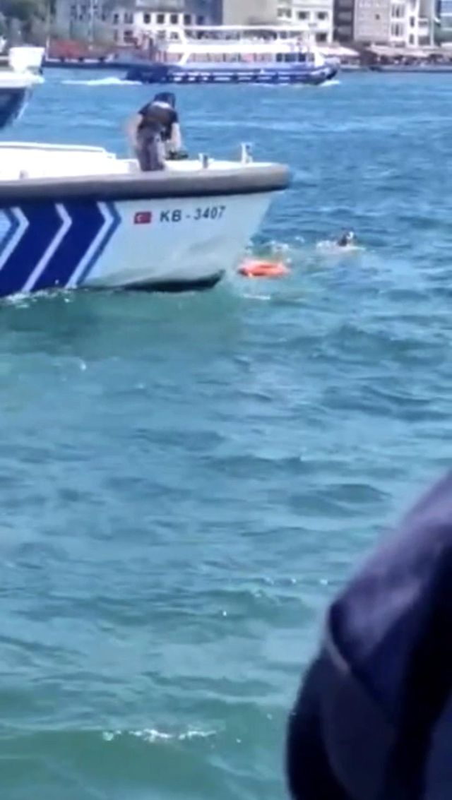 Haliç'te ilginç anlar! Suya atlayan adam çıkarılamadı, 'imdat' diye bağırarak dalgıçtan kaçtı Haliç'te ilginç anlar! Suya atlayan adam çıkarılamadı, 'imdat' diye bağırarak dalgıçtan kaçtı