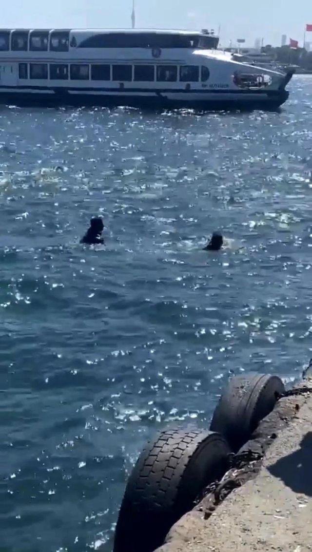 Haliç'te ilginç anlar! Suya atlayan adam çıkarılamadı, 'imdat' diye bağırarak dalgıçtan kaçtı Haliç'te ilginç anlar! Suya atlayan adam çıkarılamadı, 'imdat' diye bağırarak dalgıçtan kaçtı