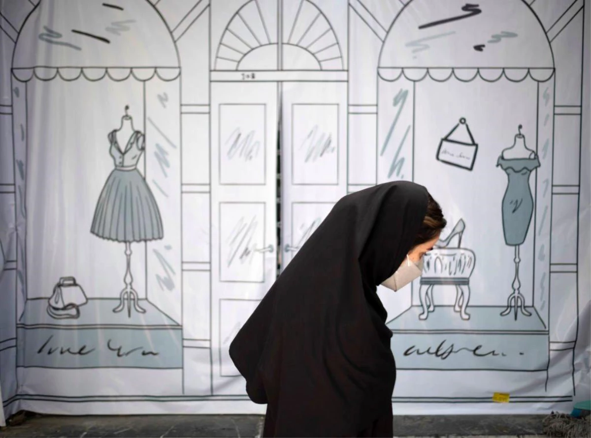 İran\'da kadınlar başörtü yasalarına tepki olarak başlarını açıyor