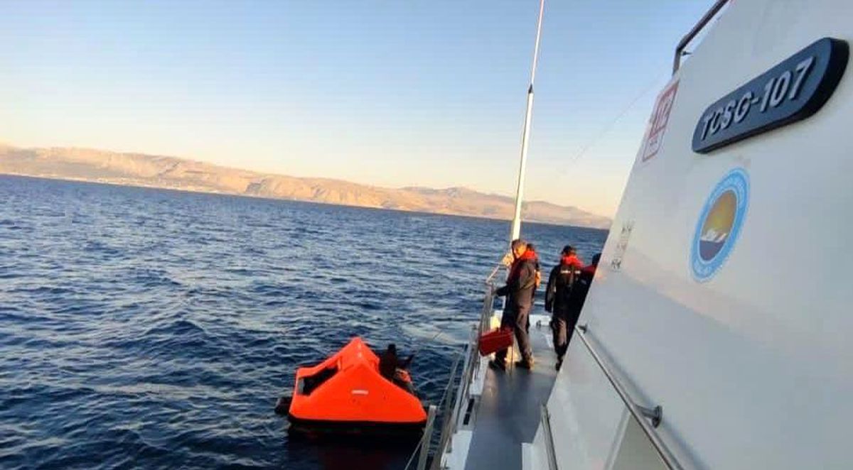 İzmir\'de 45 düzensiz göçmen kurtarıldı