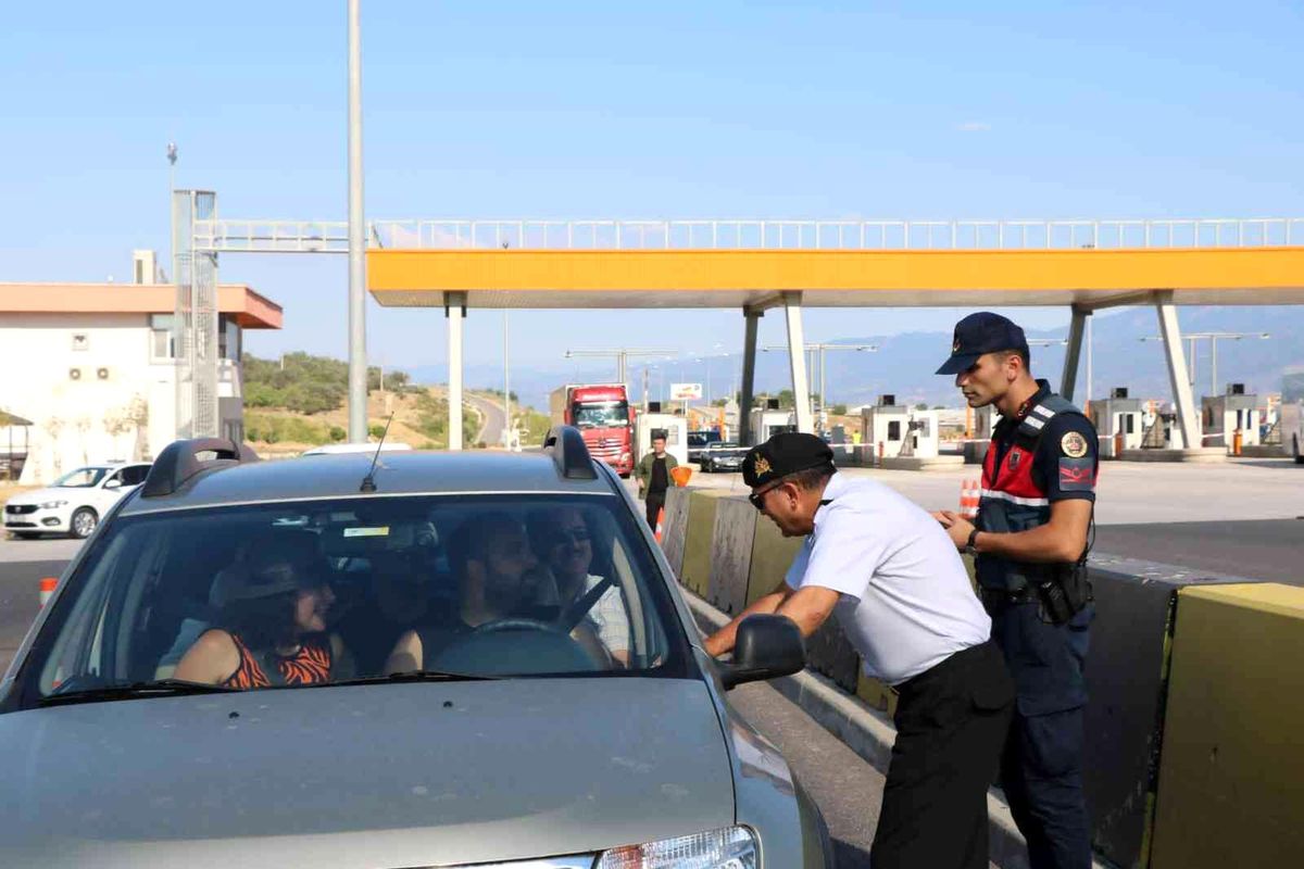 Son dakika haber: İzmir'de jandarma ekipleri bayramda trafik denetimlerini arttırdı