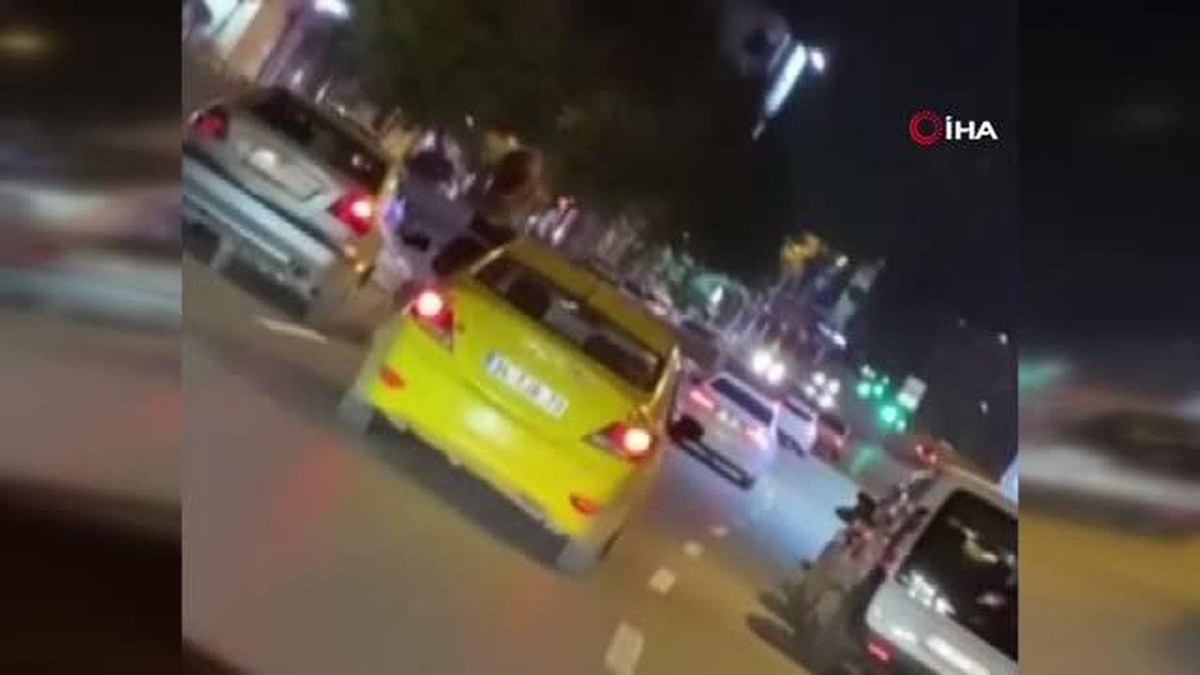 Son dakika haberi... Kadıköy\'de genç kadının taksinin camından dışarı çıkarak dans ettiği anlar kamerada