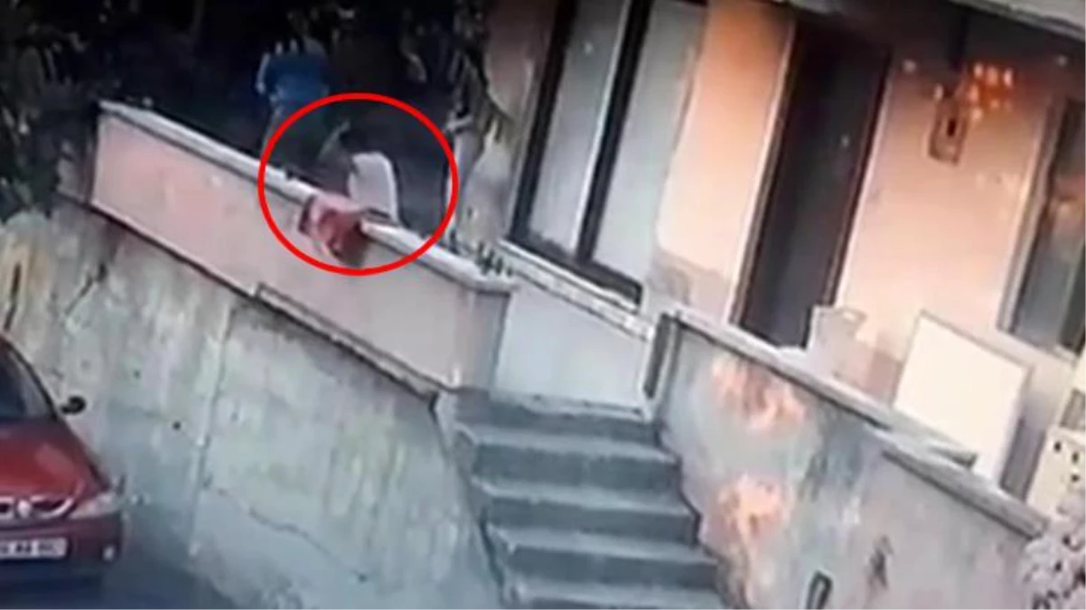 Sakarya\'da evin önünde duran adam, bir anda kafasına yorgun mermi isabet etmesi sonucu yere yığıldı! O anlar güvenlik kamerasına yansıdı