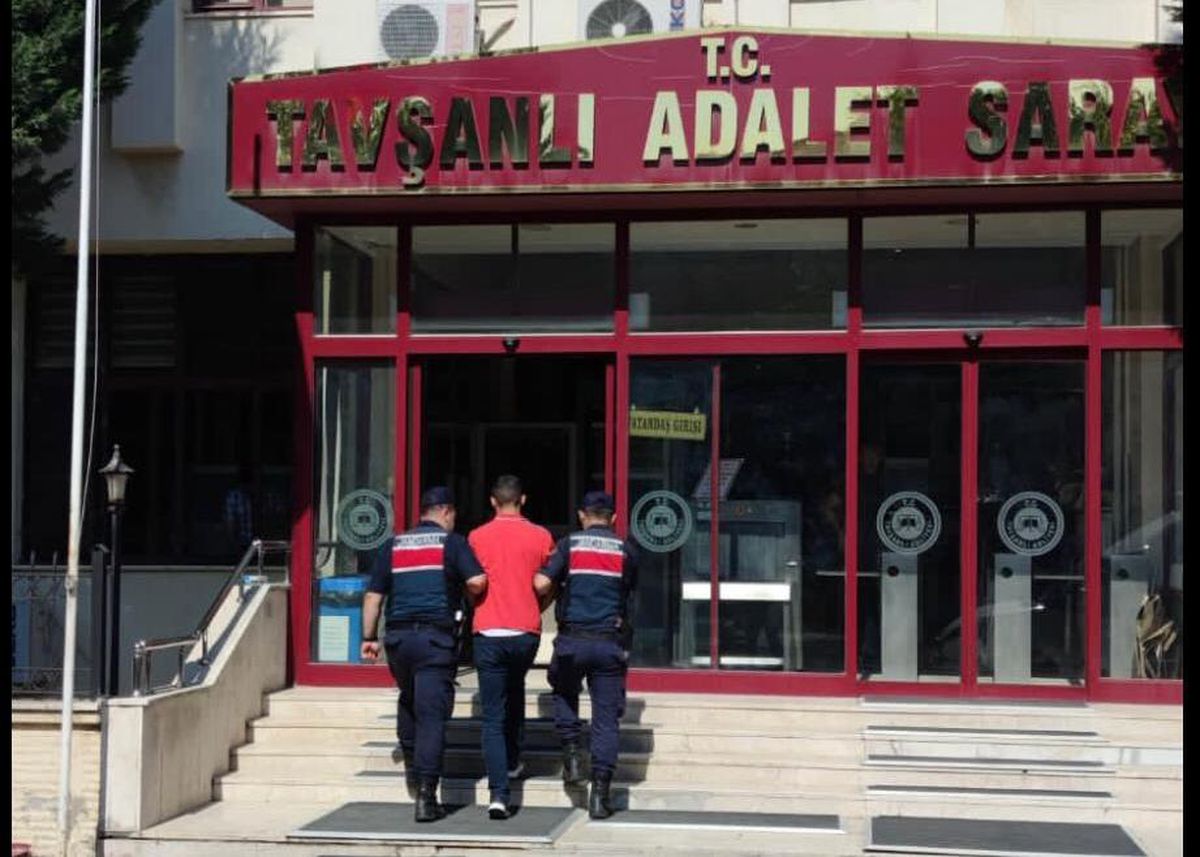 Kütahya\'da telefonla dolandırıcılık şüphelisi saklandığı çalılık alanda yakalandı