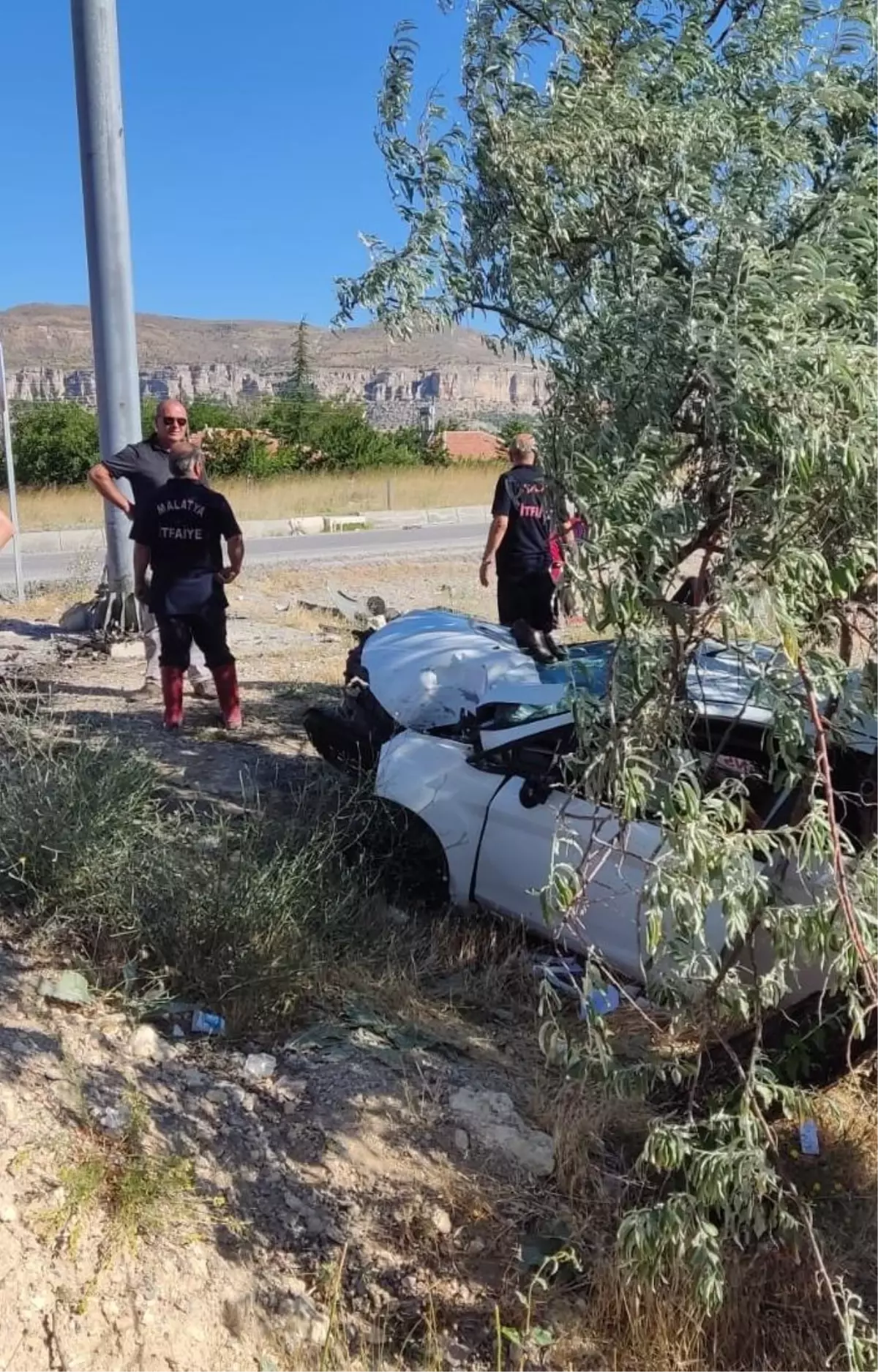 Malatya\'da tabelaya çarpan otomobil şarampole düştü, 3 kişi öldü, 2 kişi yaralandı