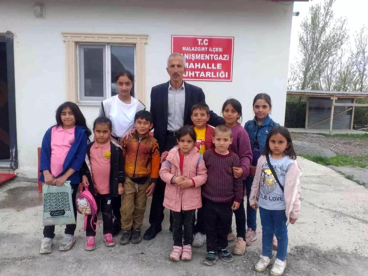 Muhtar Başaran Bayramda çocukları mutlu etmeye devam ediyor