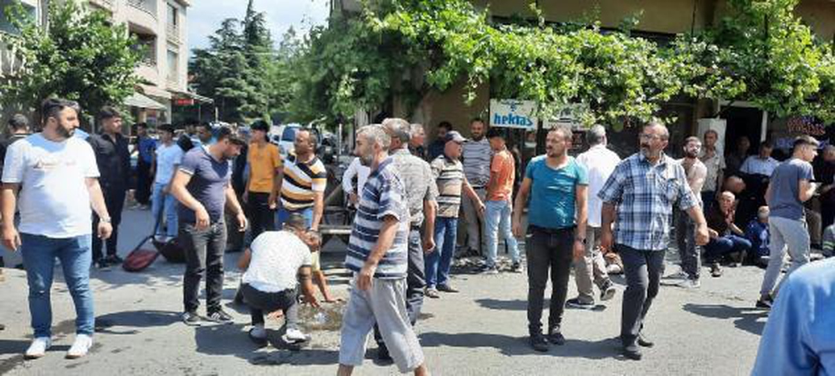 Son dakika haberi! Otomobille kaçarken kahvenin önünde oturanlara çarptı: 7 yaralı