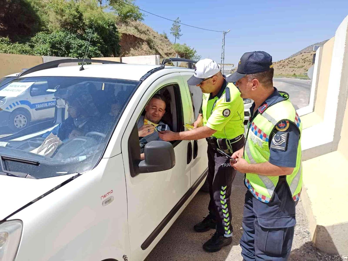 Sason\'da bayram dolayısıyla artan araç hareketliliği nedeniyle trafik denetimleri sıklaştırıldı