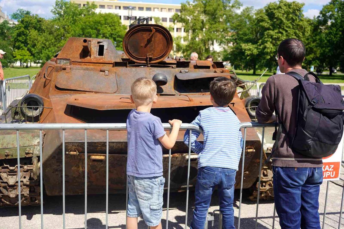 Son dakika... Savaşta ele geçirilen Rus tankları Çekya'nın Başkenti Prag'da sergileniyor