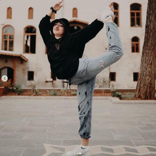 Otomobilin çarptığı skuterlı genç dansçı hayatını kaybetti Otomobilin çarptığı skuterlı genç dansçı hayatını kaybetti