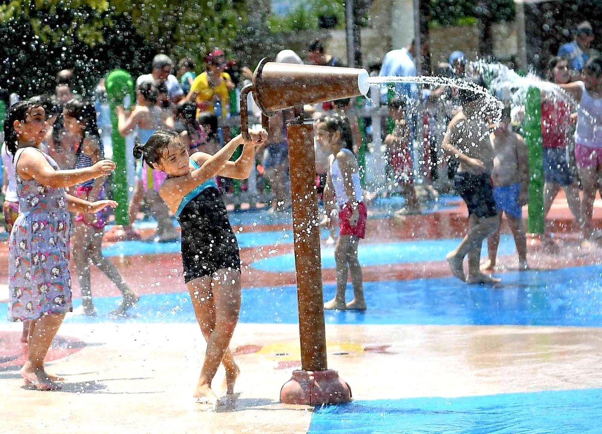 Su oyunları parkında bayram eğlencesi