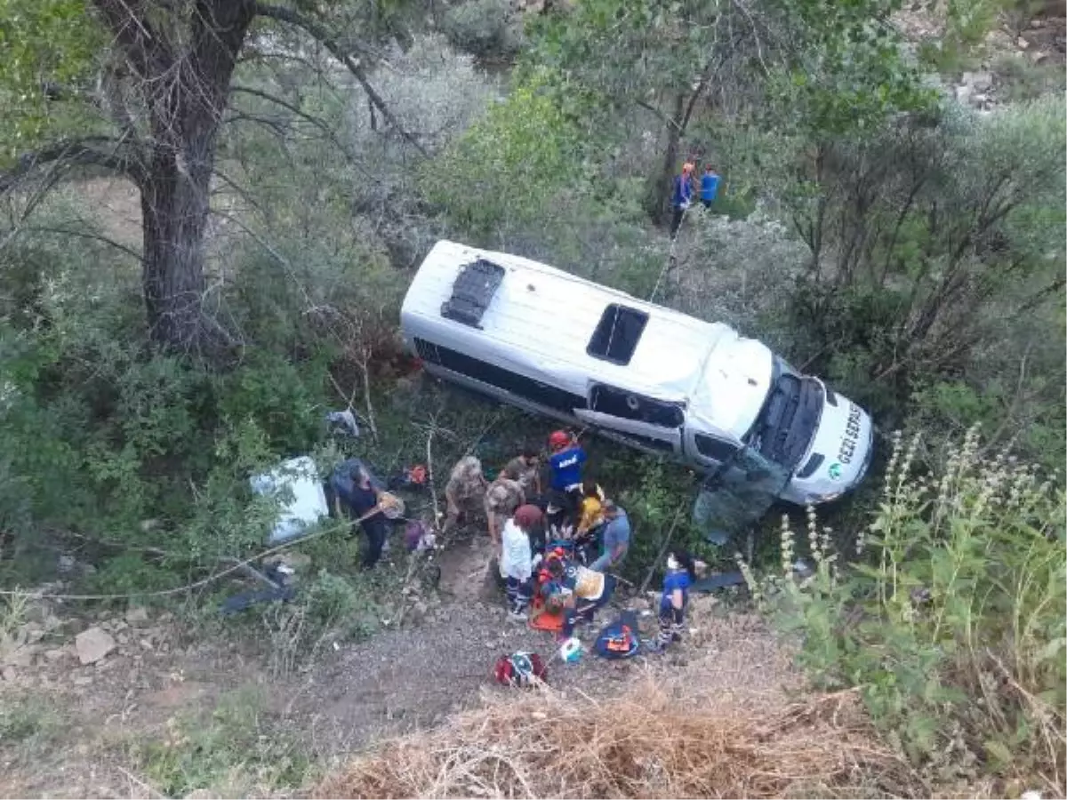 Son dakika haber! Tunceli\'de, Karadeniz turu dönüşü minibüs şarampole uçtu: 3\'ü ağır 19 yaralı