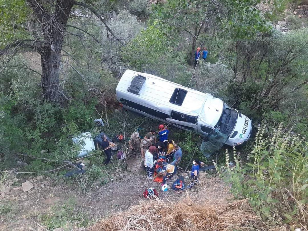 Son dakika haber! Tunceli'de tur minibüsü uçuruma yuvarlandı: 18 yaralı