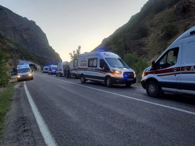 Karadeniz gezisinden dönen tur minibüsü uçuruma yuvarlandı: 3'ü ağır 19 yaralı Karadeniz gezisinden dönen tur minibüsü uçuruma yuvarlandı: 3'ü ağır 19 yaralı