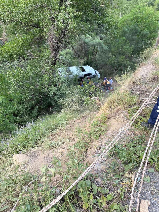 Karadeniz gezisinden dönen tur minibüsü uçuruma yuvarlandı: 3'ü ağır 19 yaralı Karadeniz gezisinden dönen tur minibüsü uçuruma yuvarlandı: 3'ü ağır 19 yaralı