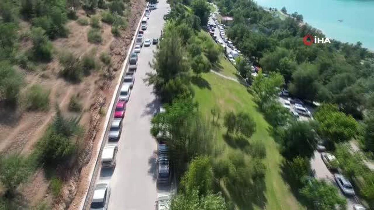 Yüzlerce vatandaş Menzelet Mesire Alanı\'na akın etti