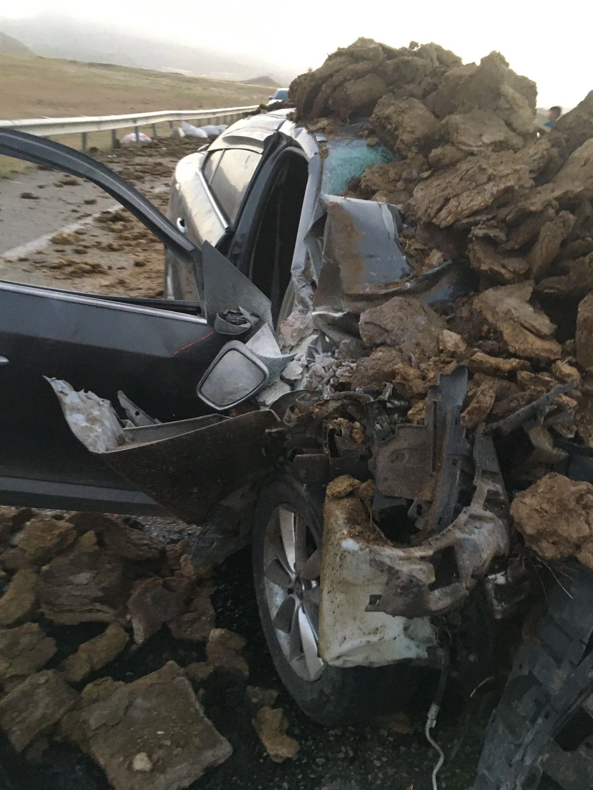 Ağrı\'da otomobille kamyonetin çarpışması sonucu 1 kişi öldü, 9 kişi yaralandı