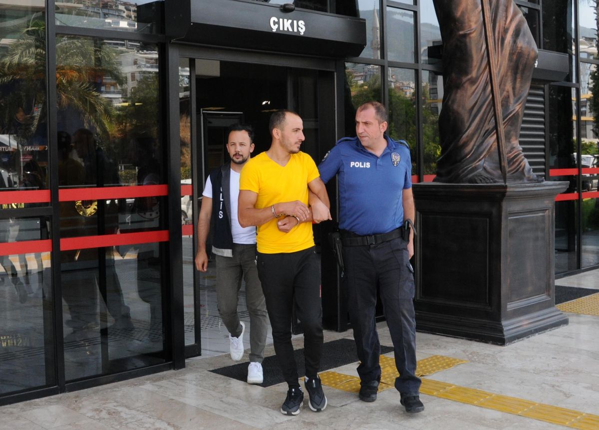 Antalya\'da evden para kasası çaldığı iddia edilen zanlı tutuklandı
