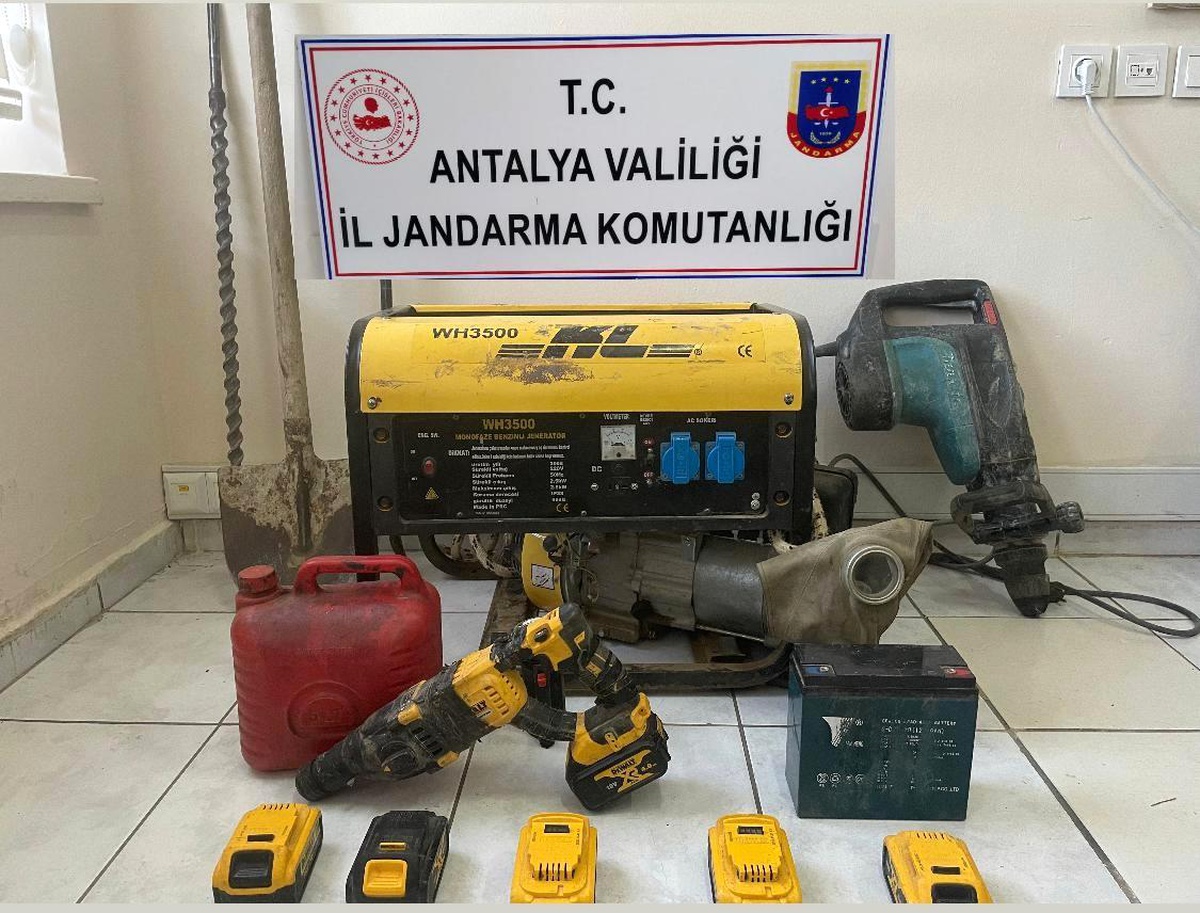 Antalya\'da kaçak kazı yapan şahıslar suçüstü yakalandı