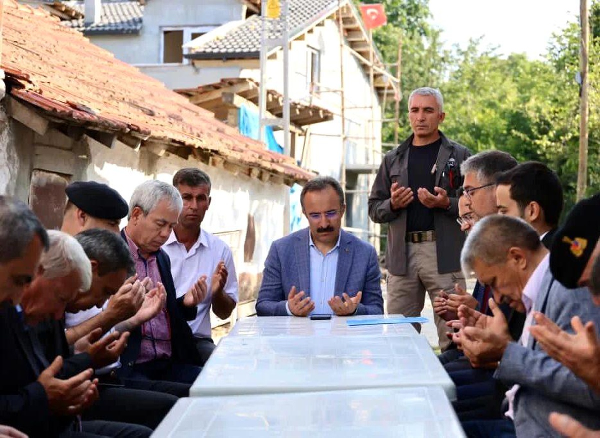 Son dakika haberi | Bakan Yardımcısı Çataklı sel felaketinde yaşamını yitiren vatandaşın ailesini ziyaret etti
