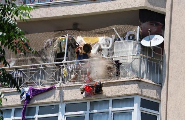 Balkondan eşyalarını atan kadının evine polis çilingir çağırarak girdi Balkondan eşyalarını atan kadının evine polis çilingir çağırarak girdi