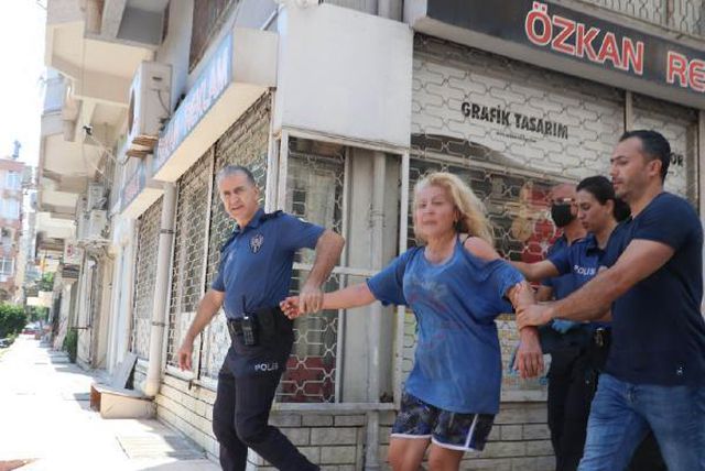 Balkondan eşyalarını atan kadının evine polis çilingir çağırarak girdi Balkondan eşyalarını atan kadının evine polis çilingir çağırarak girdi