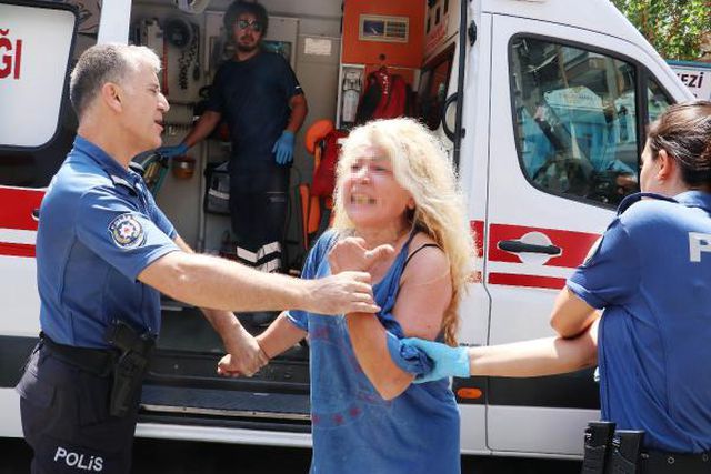 Balkondan eşyalarını atan kadının evine polis çilingir çağırarak girdi Balkondan eşyalarını atan kadının evine polis çilingir çağırarak girdi
