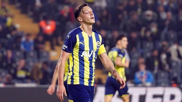 'Ben de yeri ayrı' diyen Ozan Tufan, Mesut Özil'in kendisi için yönetime çektiği resti anlattı 'Ben de yeri ayrı' diyen Ozan Tufan, Mesut Özil'in kendisi için yönetime çektiği resti anlattı