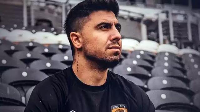 'Ben de yeri ayrı' diyen Ozan Tufan, Mesut Özil'in kendisi için yönetime çektiği resti anlattı 'Ben de yeri ayrı' diyen Ozan Tufan, Mesut Özil'in kendisi için yönetime çektiği resti anlattı