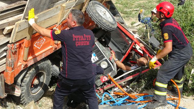 Devrilen traktörün sürücüsü 'robs demiri' sayesinde hayata tutundu Devrilen traktörün sürücüsü 'robs demiri' sayesinde hayata tutundu