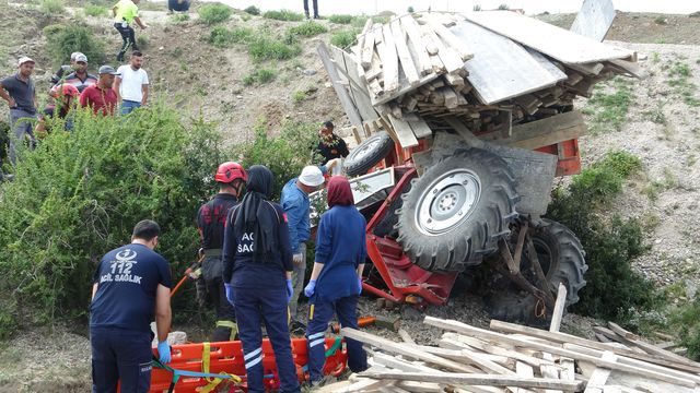 Devrilen traktörün sürücüsü 'robs demiri' sayesinde hayata tutundu Devrilen traktörün sürücüsü 'robs demiri' sayesinde hayata tutundu