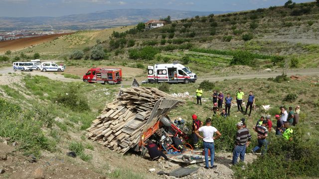 Devrilen traktörün sürücüsü 'robs demiri' sayesinde hayata tutundu Devrilen traktörün sürücüsü 'robs demiri' sayesinde hayata tutundu