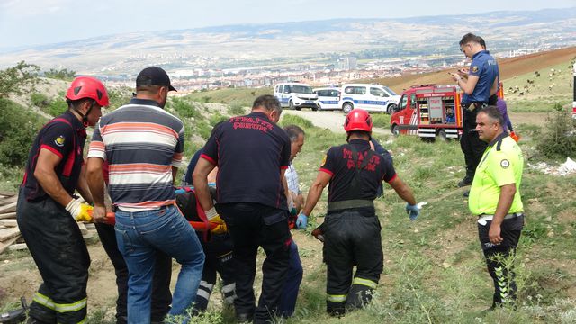 Devrilen traktörün sürücüsü 'robs demiri' sayesinde hayata tutundu Devrilen traktörün sürücüsü 'robs demiri' sayesinde hayata tutundu