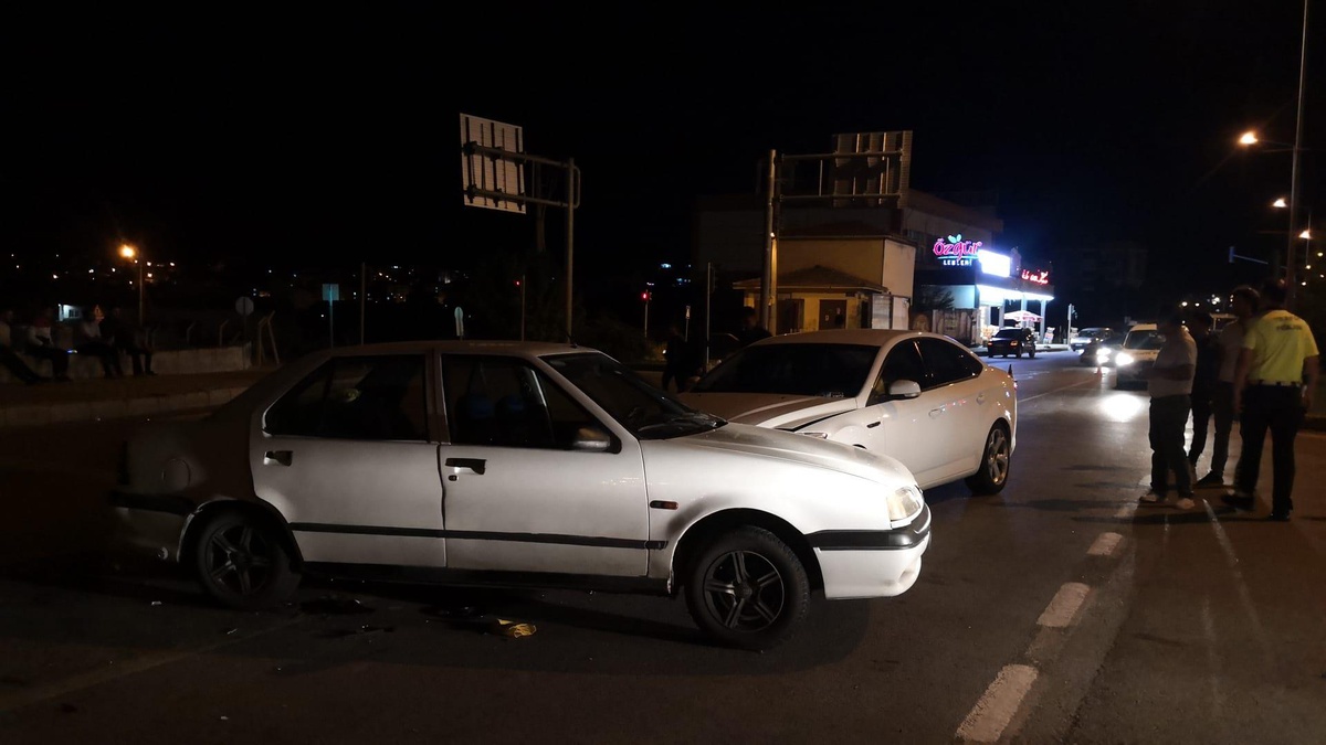 Son dakika haberleri... Çorum\'da iki otomobilin çarpıştığı kazada 6 kişi yaralandı