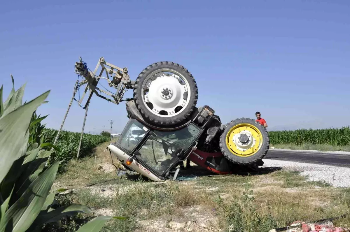 Devrilen traktörün altında ezilmekten kabin sayesinde kurtuldu