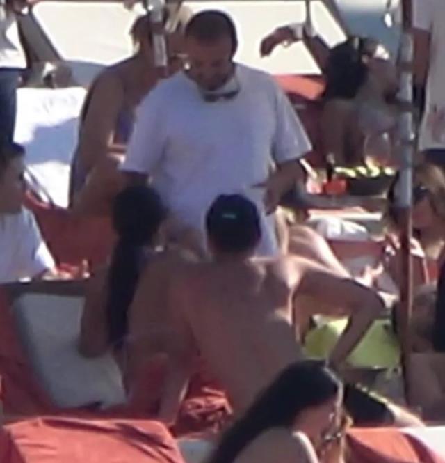 Düğün öncesi tatile çıkan Demet Özdemir ve Oğuzhan Koç çifti birbirini öpücüklere boğdu