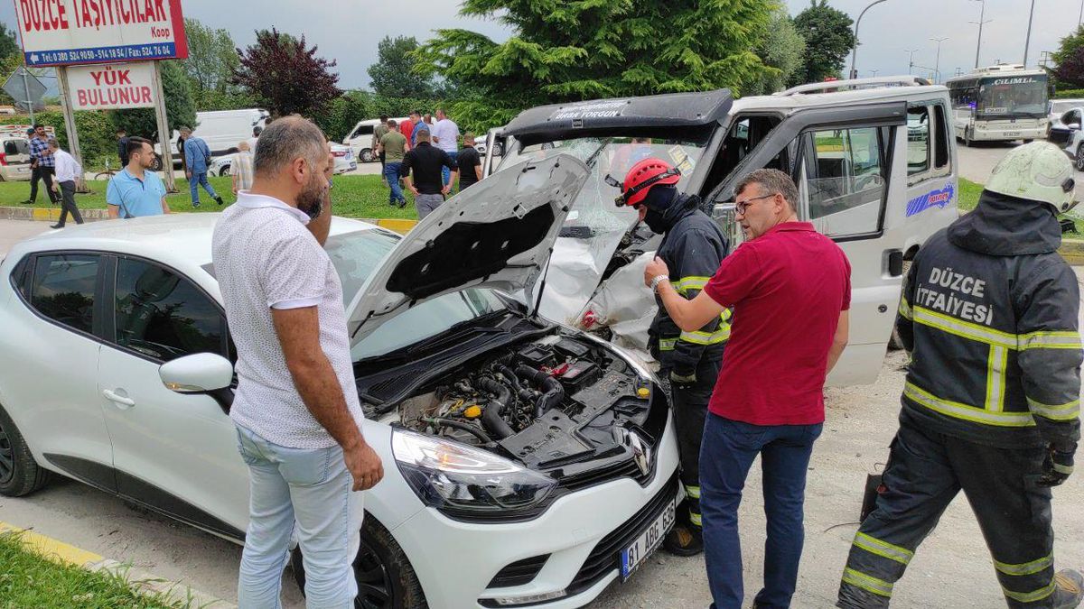 Düzce\'de üç aracın karıştığı kazada 11 kişi yaralandı