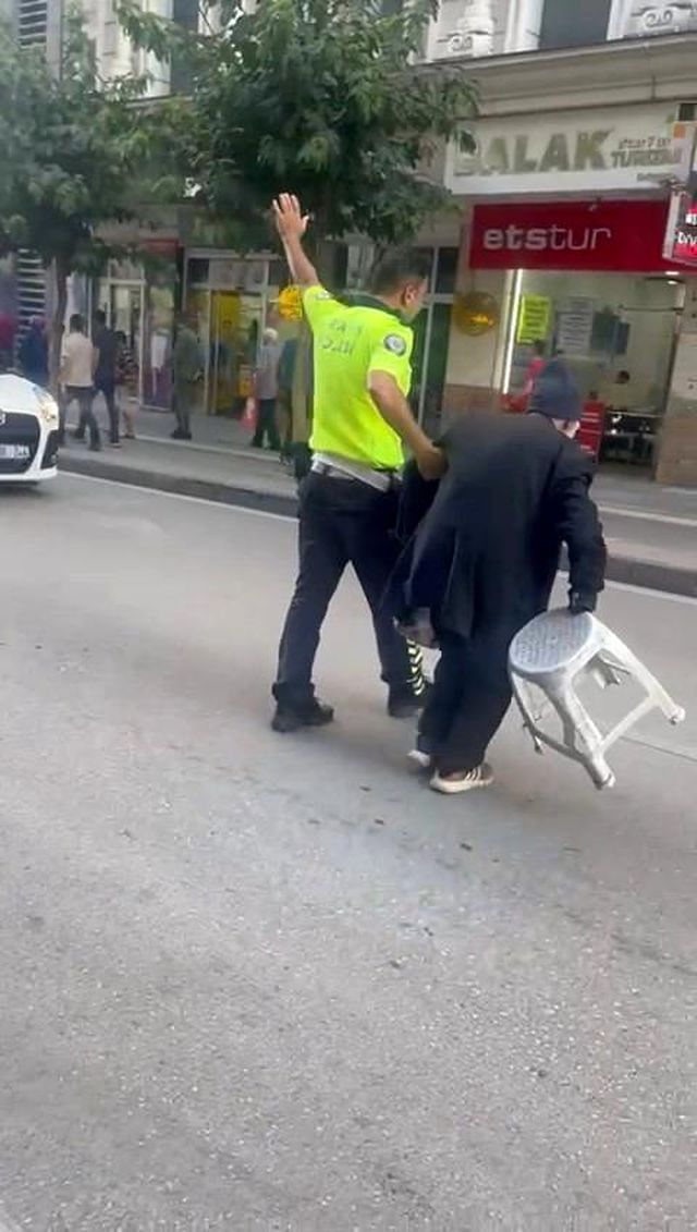 Polisten yürek ısıtan davranış! Trafik akışını yaşlı amca için durdurdu Polisten yürek ısıtan davranış! Trafik akışını yaşlı amca için durdurdu