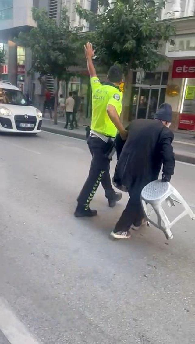 Polisten yürek ısıtan davranış! Trafik akışını yaşlı amca için durdurdu Polisten yürek ısıtan davranış! Trafik akışını yaşlı amca için durdurdu