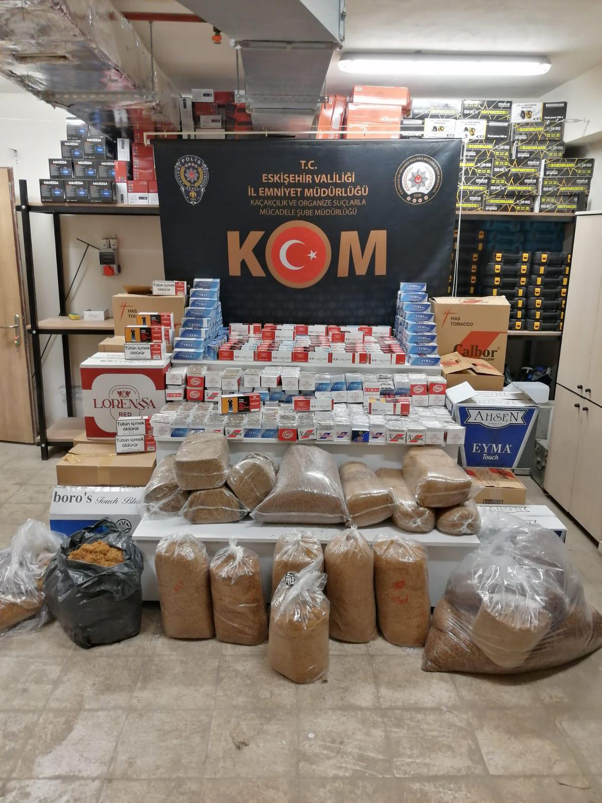 Son dakika haberleri... Eskişehir\'de kaçak sigara operasyonunda 4 şüpheli gözaltına alındı