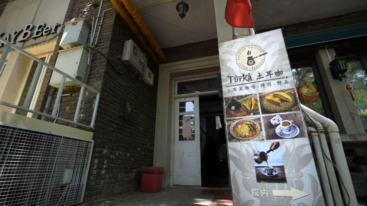 Genç Kazak İş İnsanı Çin\'in Tianjin Kentindeki Restoran İşini Genişletiyor