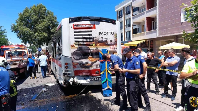 Yolcu indiren halk otobüsüne çarpan araç kağıt gibi ezildi: 2 ölü, 3 ağır yaralı